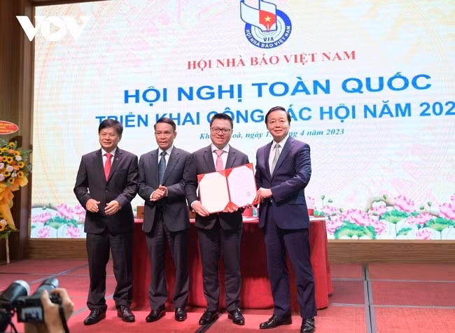 Phó Thủ tướng Trần Hồng Hà trao quyết định phê duyệt Điều lệ Hội Nhà báo Việt Nam cho thường trực Hội Nhà báo Việt Nam
