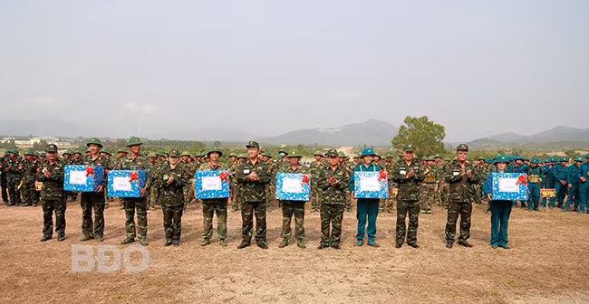 Ban Chỉ đạo diễn tập tỉnh và huyện Tây Sơn tặng quà động viên các lực lượng tham gia thực binh bắn đạn thật. Ảnh: H.P