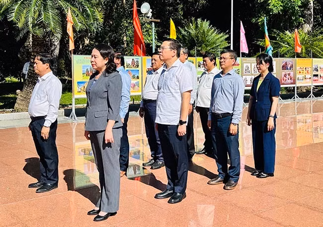 Đoàn công tác Trung ương và tỉnh dâng hoa tại tượng đài Hoàng đế Quang Trung. Ảnh: C.H