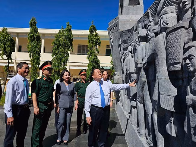 Các đồng chí Nguyễn Trọng Nghĩa và Võ Thị Ánh Xuân cùng đại biểu tham quan Di tích Cảng Quy Nhơn. Ảnh: N.H