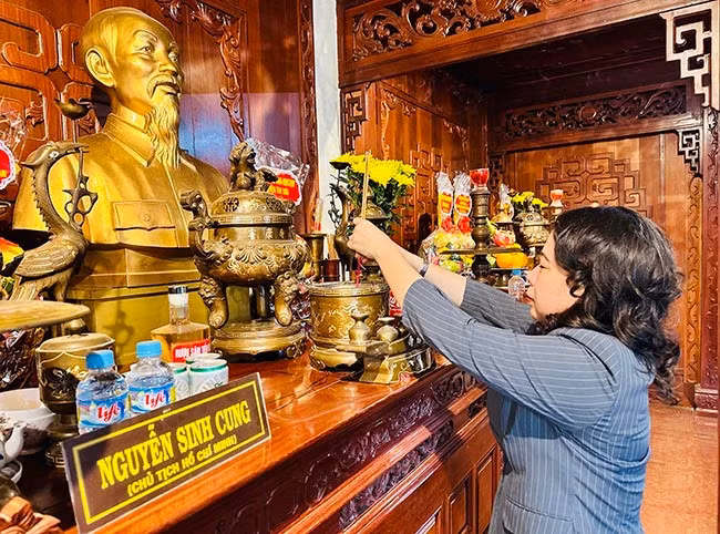 Phó Chủ tịch nước Võ Thị Ánh Xuân dâng hương tại bàn thờ Chủ tịch Hồ Chí Minh tại Khu Tưởng niệm cụ Phó bảng Nguyễn Sinh Sắc. Ảnh: C.H