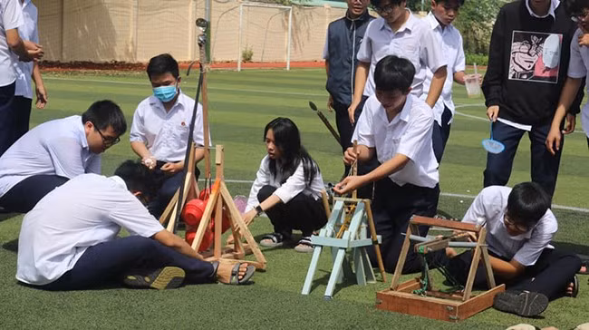 Học sinh lớp 10 chuyên Vật lý với những chiếc “Máy bắn đá” tự thiết kế, tự thi công.