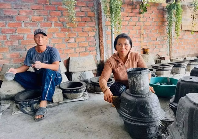 Vợ chồng chị Nguyễn Thị Hồng Công đang làm chậu cảnh tại nhà. Ảnh: Hội LHPN xã Nhơn Phong