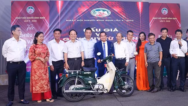 Chiếc xe Honda cup 50 đời 86 được Hội đồng hương Hoài Nhơn tại TP Hồ Chí Minh đấu giá thành công với mức giá 200 triệu đồng.