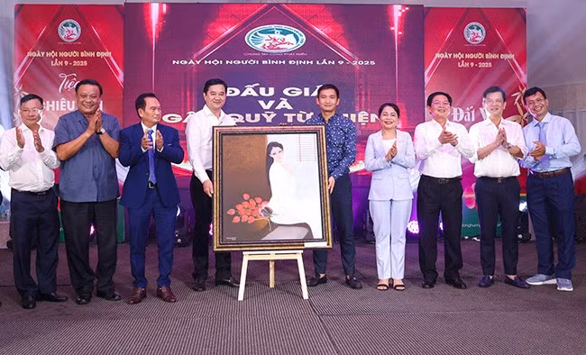Bức tranh Nàng xuân được ông Đỗ Trung Nam, Giám đốc Công ty TNHH Bao bì giấy Việt Trung, đấu giá thành công 77 triệu đồng.