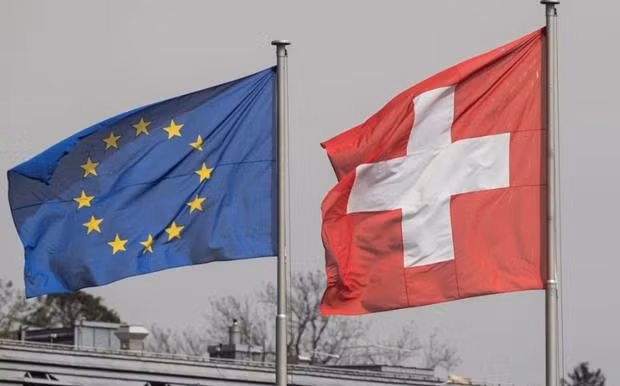 Cờ Thụy Sĩ và cờ Liên minh châu Âu ở Zurich, Thụy Sĩ. (Nguồn: Reuters)