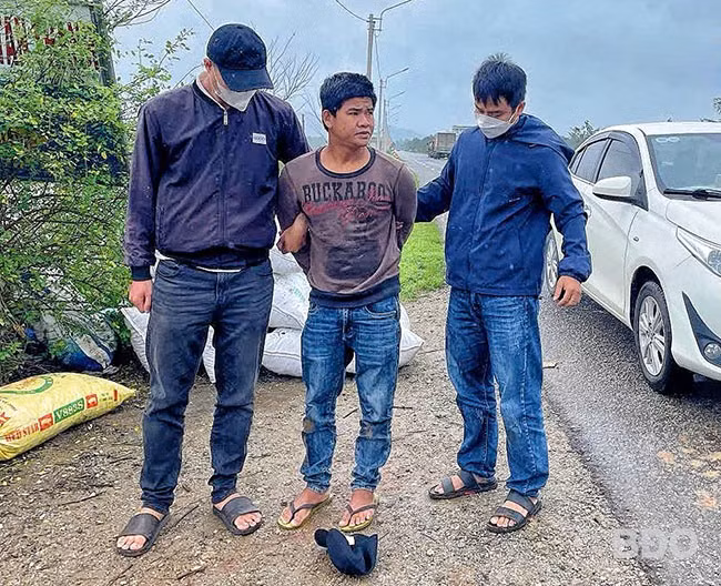 Lực lượng CSĐT tội phạm về ma túy CA TX Hoài Nhơn bắt quả tang đối tượng Hồ Xuân Hợp (SN 1999, ở khu phố Cửu Lợi Đông, phường Tam Quan Nam) tàng trữ trái phép chất ma túy. Ảnh: ĐVCC