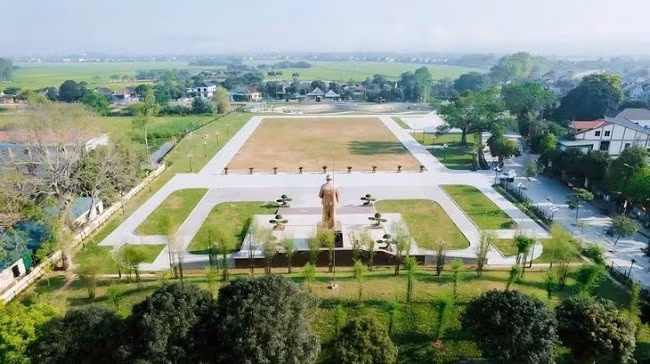 Khuôn viên sân vận động Làng Sen, xã Kim Liên, huyện Nam Đàn, Nghệ An - nơi đặt tượng Bác Hồ về thăm quê. Ảnh: DOÃN HÒA