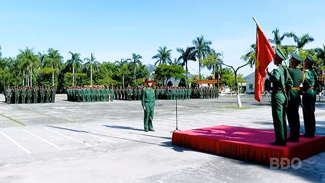 Chiến sĩ mới Trung đoàn 739 tuyên thệ dưới Quân kỳ. Ảnh: Thành Phúc