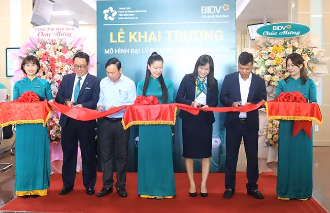 Lãnh đạo Văn phòng UBND tỉnh và BIDV Bình Định cắt băng khai trương mô hình Đại lý dịch vụ công trực tuyến tại trụ sở chính BIDV Bình Định. Ảnh: H.THU
