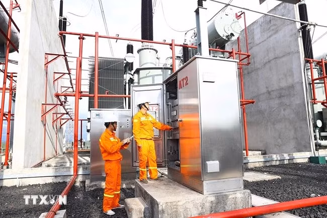 Công nhân kiểm tra thiết bị tại Trạm biến áp 500kV Đăk Nông. (Ảnh: Huy Hùng/TTXVN) Công nhân kiểm tra thiết bị tại Trạm biến áp 500kV Đăk Nông. (Ảnh: Huy Hùng/TTXVN)
