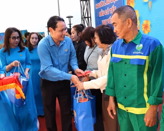 Chủ tịch LĐLĐ tỉnh Hà Duy Trung tặng quà cho đoàn viên, người lao động. Ảnh: H.THU