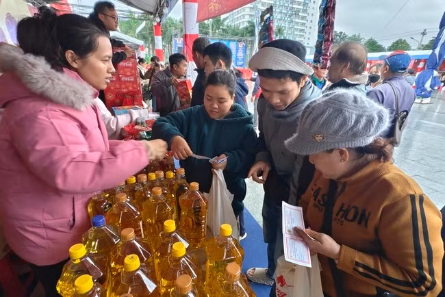 Đoàn viên, người lao động nhận quà và mua sắm thêm các mặt hàng tiêu dùng với giá ưu đãi tại Chợ Tết Công đoàn. Ảnh: H.THU