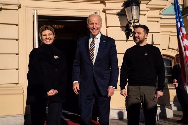 Tổng thống Ukraine Volodymyr Zelensky (bìa phải) đón tiếp Tổng thống Mỹ Joe Biden tại Kiev ngày 20.2 - Ảnh: REUTERS Tổng thống Ukraine Volodymyr Zelensky (bìa phải) đón tiếp Tổng thống Mỹ Joe Biden tại Kiev ngày 20.2 - Ảnh: REUTERS