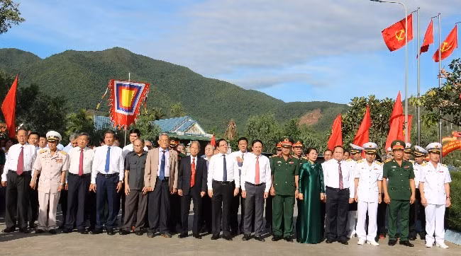 Các đại biểu dự lễ dâng hương, dâng hoa tại di tích lịch sử bãi biển Lộ Diêu - Nơi cập bến tàu không số chi viện vũ khí vào khu 5. Ảnh: H.THU