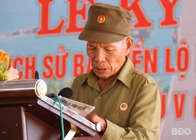 Ông Trần Văn Đích, nhân chứng, kể lại sự kiện tàu không số cập bến bãi biển Lộ Diêu. Ảnh: H.THU