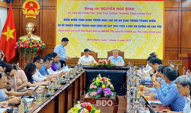 Quang cảnh buổi làm việc. Ảnh: HẢI YẾN