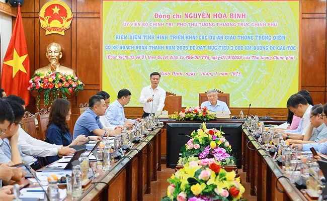 Thứ trưởng Bộ Xây dựng Nguyễn Việt Hùng báo cáo tiến độ thực hiện các dự án. Ảnh: HẢI YẾN