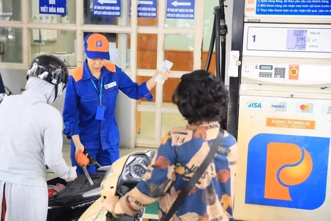 Một điểm bán xăng của Petrolimex trên địa bàn Hà Nội. (Ảnh: Đức Duy/Vietnam+)