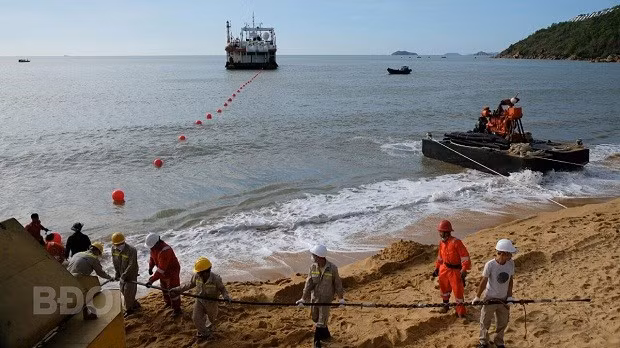 Thi công phân đoạn cáp biển SJC2 cập bờ vào TP Quy Nhơn trên bờ và dưới biển.