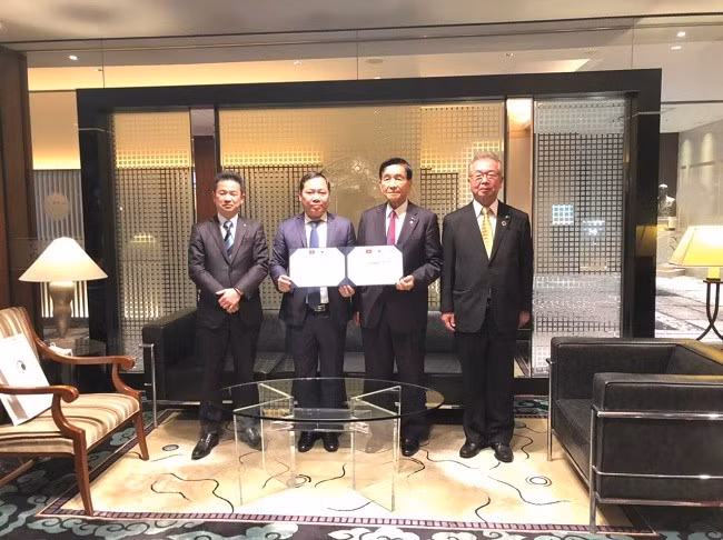 Chủ tịch UBND tỉnh Nguyễn Phi Long nhận 10.000 cây hoa anh đào từ ông Hitoshi Kato. Ảnh do Sở Ngoại vụ cung cấp