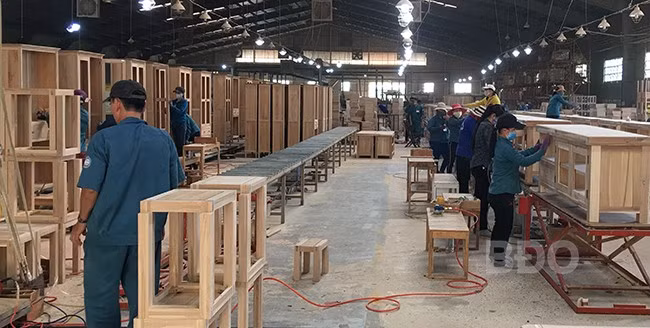 Ngành Thuế tỉnh thực hiện nhanh việc gia hạn tiền nộp thuế và tiền thuê đất đã góp phần giúp Tổng Công ty PISICO Bình Định có thời gian khắc phục khó khăn để duy trì sản xuất. Ảnh: TIẾN SỸ