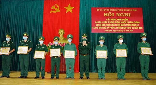 Bộ Chỉ huy BĐBP tỉnh tặng Giấy khen cho các đồng chí đã hoàn thành tốt nhiệm vụ quản lý, bảo vệ biên giới và phòng, chống dịch Covid-19.