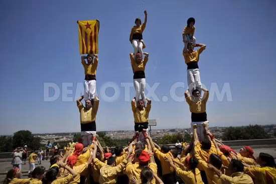 Người Catalan xây "castell" (tức tháp người) truyền thống tại nhiều nơi trên khắp châu Âu để nhấn mạnh nỗ lực đòi độc lập khỏi Tây Ban Nha. Trong ảnh là tháp người tại đồi Gianicolo của Italy.