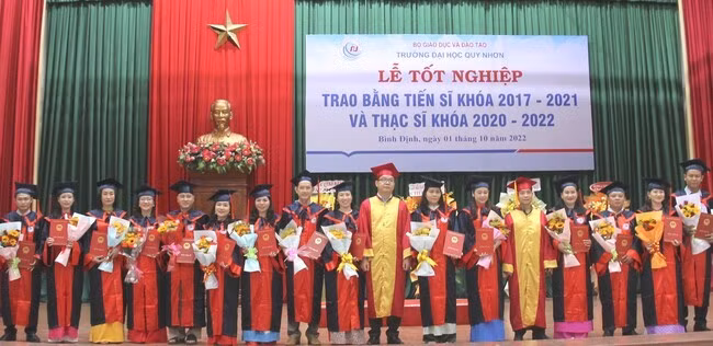 Học viên cao học chuyên ngành quản lý giáo dục nhận bằng thạc sĩ sau khi hoàn thành khóa học tại trường. Ảnh: TRỌNG LỢI