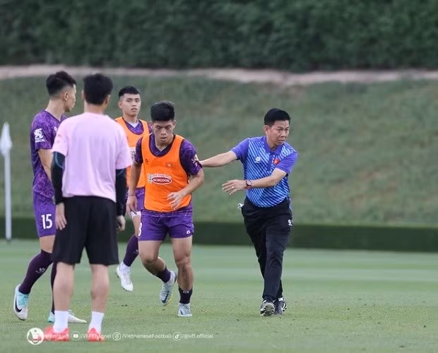 Huấn luyện viên Hoàng Anh Tuấn chỉ bảo các học trò trên sân tập. (Nguồn: VFF)
