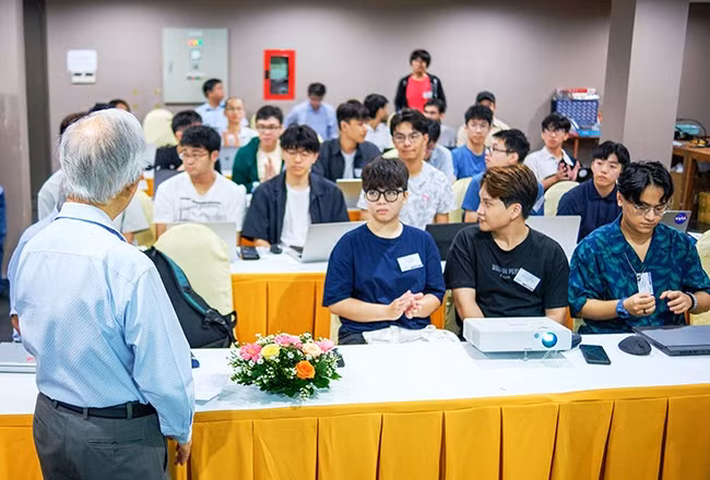 Trường học VSON8 hội tụ 32 nhà khoa học, nhà nghiên cứu đầu ngành trong lĩnh vực Vật lý Neutrino trên thế giới và nhiều học viên trẻ có đam mê Vật lý tham dự. Ảnh: ICISE