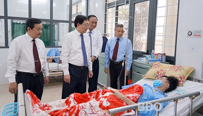 Bí thư Tỉnh ủy Hồ Quốc Dũng thăm hỏi sức khỏe bệnh nhân đang điều trị tại khoa cấp cứu của Bệnh viện Lao và Bệnh phổi. Ảnh: N.H