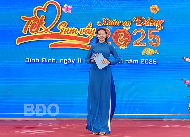 MC trẻ Trần Kim Quý dẫn Chương trình “Tết Sum vầy - Xuân ơn Đảng” do LĐLĐ tỉnh tổ chức năm 2025. Ảnh: T.N