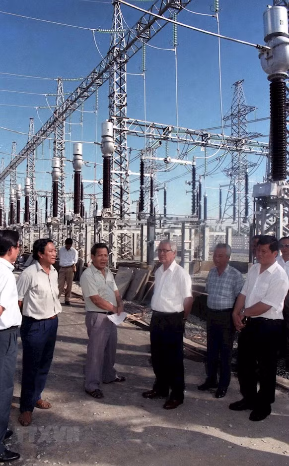 Chiều 20-5-1994, Thủ tướng Võ Văn Kiệt (thứ 3 từ phải sang) đến thăm trạm biến áp Phú Lâm (TP HCM), trạm cuối cùng của tuyến đường dây 500 kV Bắc-Nam. Ảnh: TTXVN