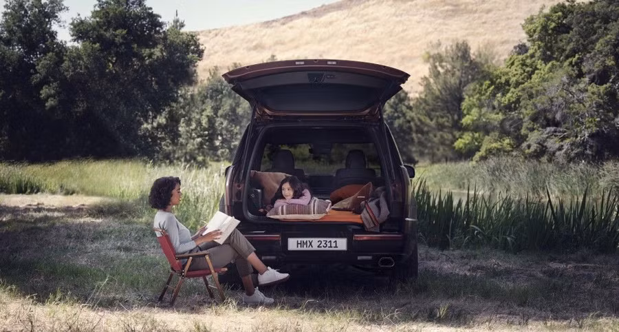 santafe-2023-highlights-gallery-ex-6-woman-rest-trunk-pc.jpg