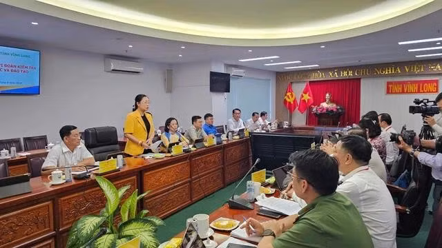 Bà Nguyễn Thị Quyên Thanh, Phó chủ tịch UBND tỉnh Vĩnh Long, phát biểu tại buổi làm việc với đoàn công tác của Bộ GD-ĐT