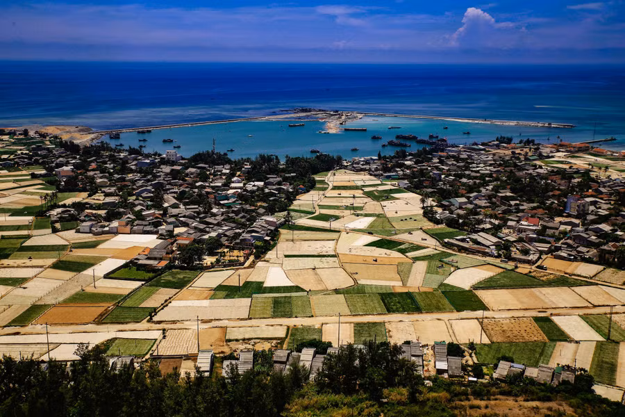 Lý Sơn nhìn từ trên cao, hình chụp năm 2016
