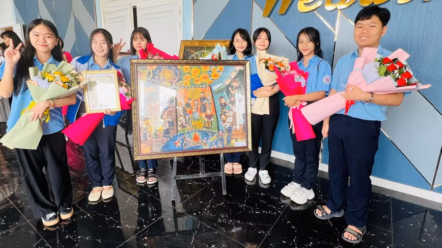 nhom-tac-gia-truong-thpt-chuyen-hung-vuong-tp-pleiku-da-xuat-sac-gianh-giai-nhat-phan-thi-ve-tranh-voi-tac-pham-bep-lua-hong-bung-sang-buon-lang-anh-dinh-yen.jpg