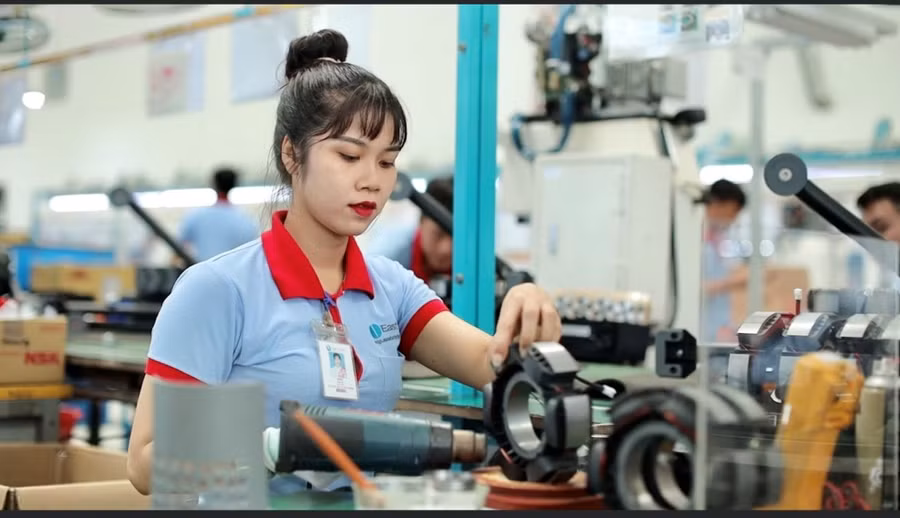 Công nhân sản xuất tại Công ty East West Industries Việt Nam Ảnh: Hương Chi