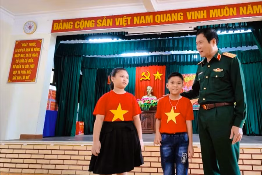 Đại tướng Nguyễn Tân Cương, Tổng tham mưu trưởng Quân đội nhân dân Việt Nam, Thứ trưởng Bộ Quốc phòng) trò chuyện với các học sinh thị trấn Trường Sa, trong chuyến bay ra thăm và chúc tết quân và dân huyện đảo Trường Sa (nay là đặc khu Trường Sa), ngày 16.1.2025