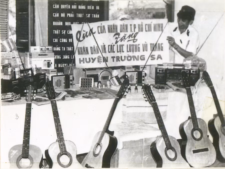 Quà tặng của nhân dân TP.HCM gửi tặng quân và dân huyện Trường Sa, tháng 4.1988