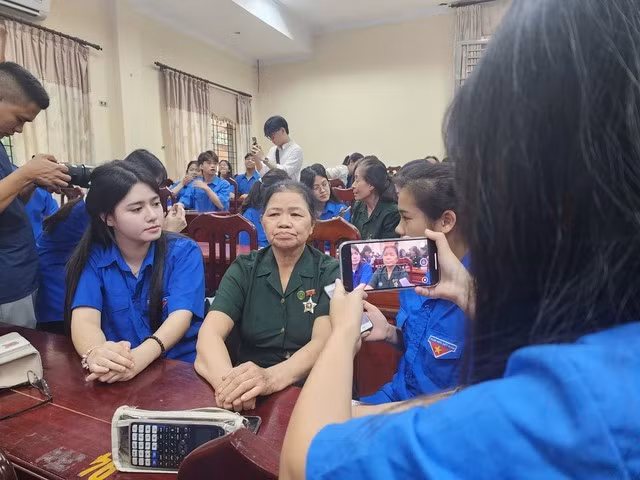 Với chiếc điện thoại di động, các bạn trẻ thực hành phỏng vấn các cựu chiến binh