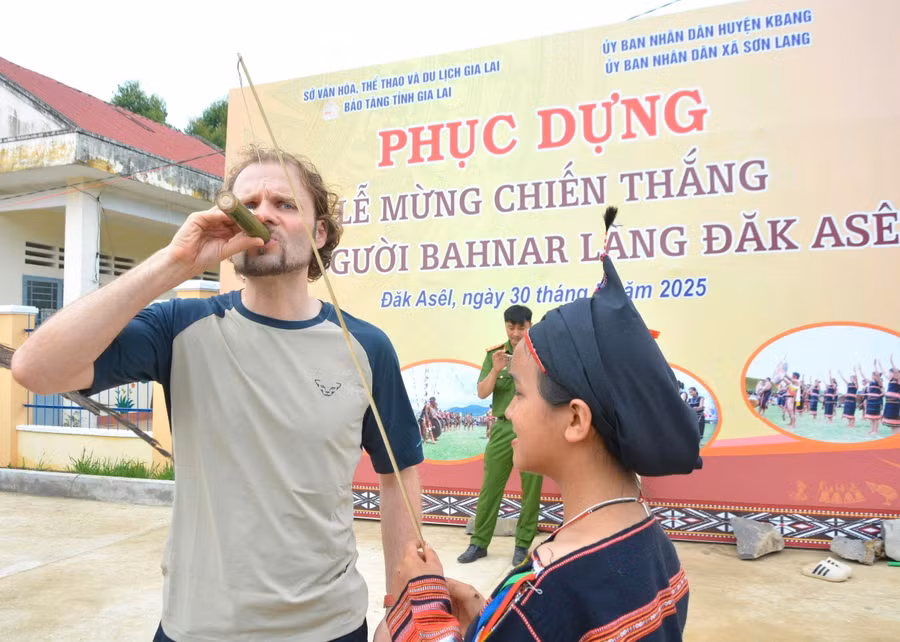 ong-tobias-du-khach-nguoi-duc-nhiet-tinh-thuong-thuc-ruou-can-qua-cau-ruou-moi-khach-cua-nguoi-lang-dak-a-sel-xa-son-lang-huyen-kbang-anh-ngoc-minh.jpg
