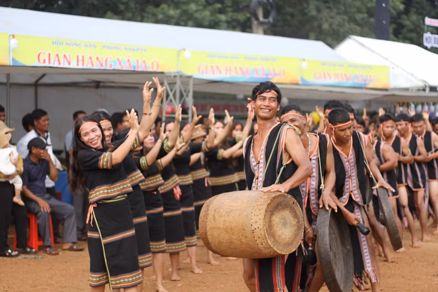 nguoi-tre-o-lang-bo-ngay-nay-dang-tiep-noi-ngon-lua-yeu-van-hoa-cong-chieng-cua-cac-nghe-nhan-gao-coi-anh-hh.jpg