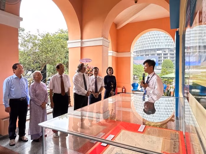 Đại biểu nghe thuyết minh và xem trưng bày chuyên đề