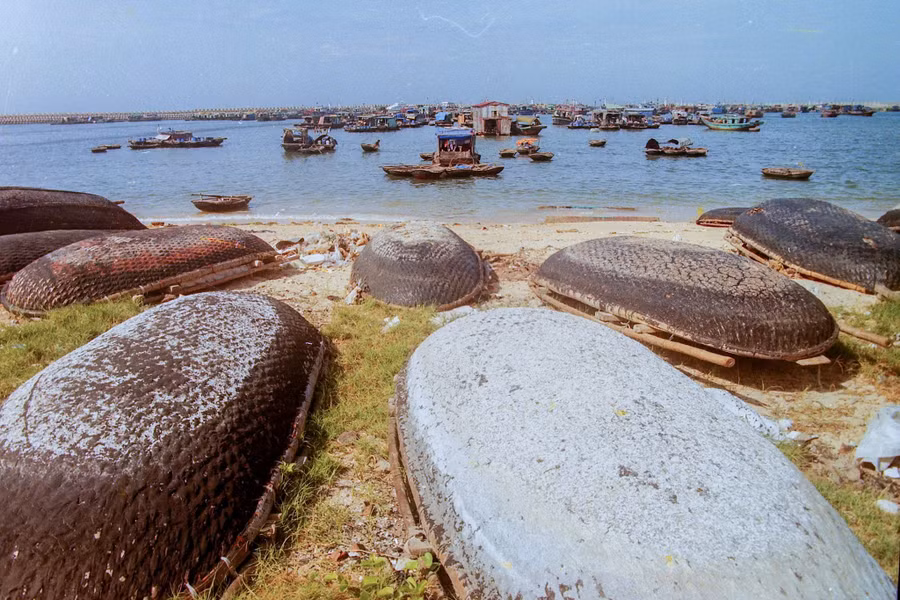 Thuyền nan dịch vụ trên âu cảng Bạch Long Vĩ, năm 1996