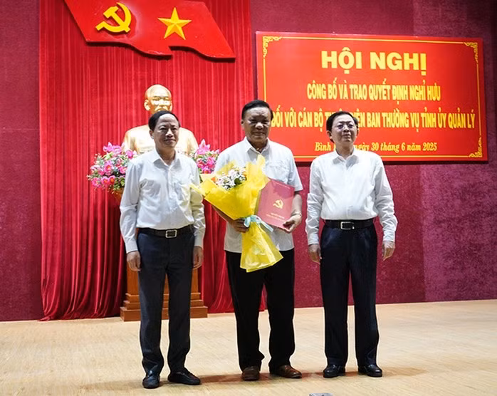 Lãnh đạo tỉnh Bình Định trao quyết định nghỉ hưu cho ông Lê Kim Toàn. Ảnh: N.H