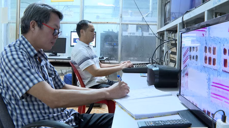cac-ky-thuat-vien-cua-bao-gia-lai-truc-truyen-dan-phat-song-tren-tram-ham-rong-anh-thanh-sang.jpg