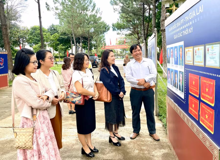 Triển lãm mang đến cho người xem những cảm xúc đẹp về nghề báo. Ảnh: Lam Nguyên