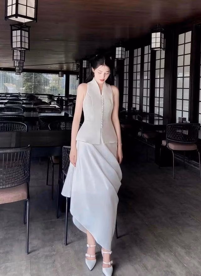 Thiết kế không tay giúp khoe trọn bờ vai mảnh mai, trong khi phần bèo nhún ở eo tạo hiệu ứng thon gọn đầy tinh tế